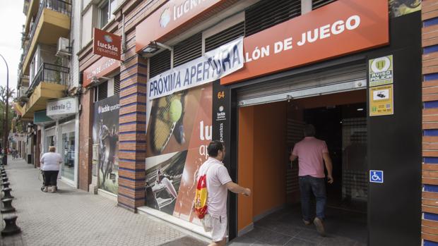 Vecinos de Córdoba alegan por primera vez contra la licencia para una sala de apuestas en el distrito Sur