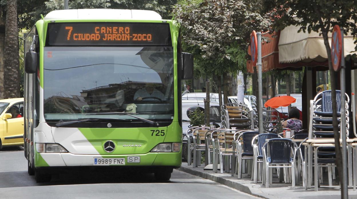 Un autobús de la línea 7 de Aucorsa circula por la ciudad