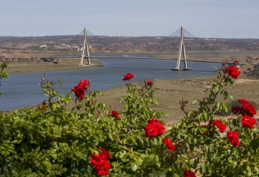 El puente internacional sobre el Guadiana, visto desde el parador