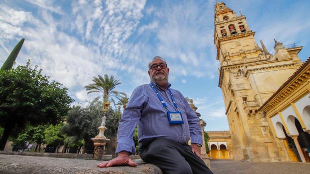 Luis Recio, decano de los guías turísticos: «En Córdoba no caben muchos turistas más»