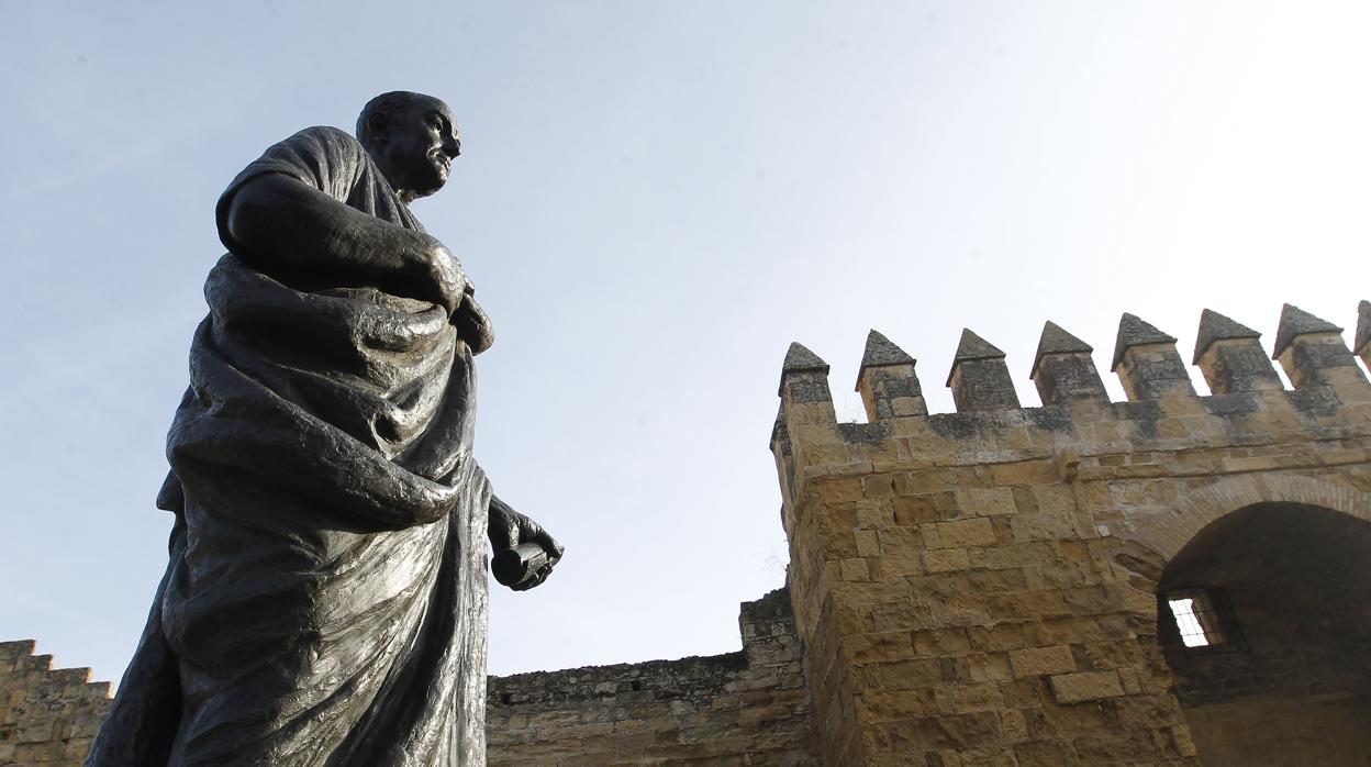 Escultura de Séneca en la Puerta de Almodóvar