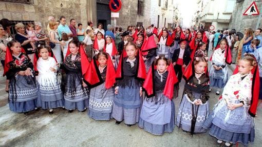 Niñas vestidas de las fiestas populares en Jaén