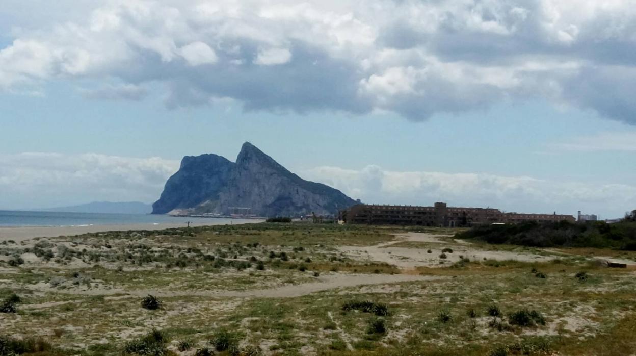 Imagen de la playa de El Burgo, con el cartel que prohíbe el baño