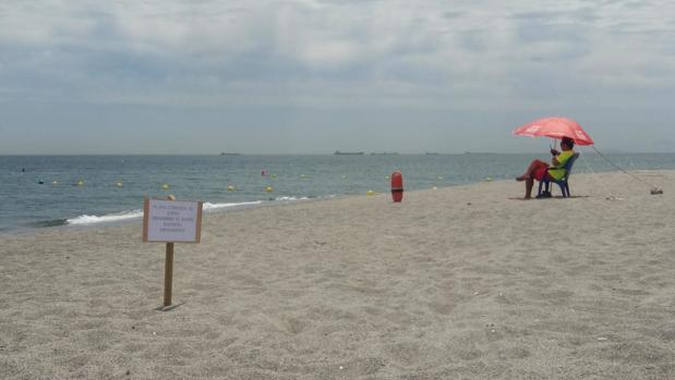 Salud prohíbe el baño en la playa de El Burgo de La Línea de la Concepción por E.Coli