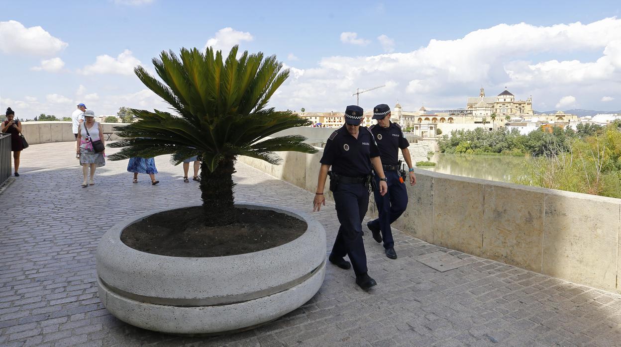 Macetones colocados en el Puente Romano