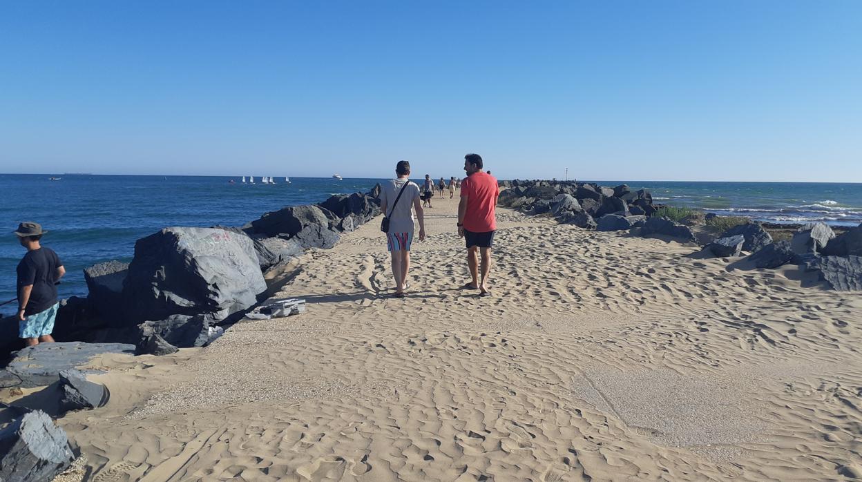 Paseo por el espigón de Punta Umbría hasta el faro