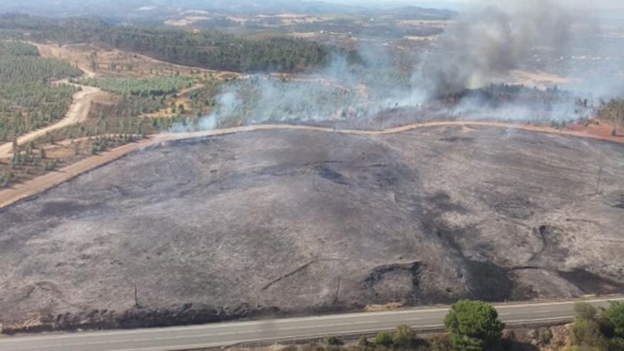 Heridos dos trabajadores del Infoca en el incendio de Valverde del Camino