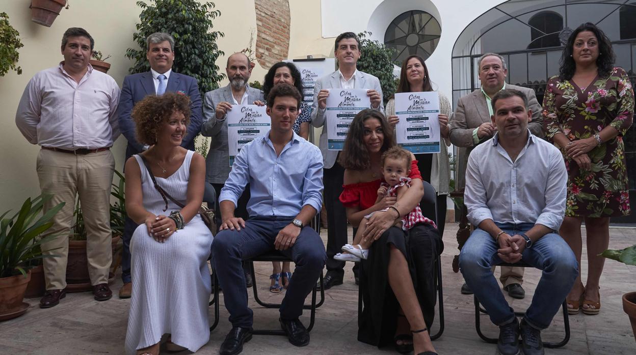 Representantes de la Matriz, Andex, Ayuntamiento de Almonte y artistas participantes del ciclo