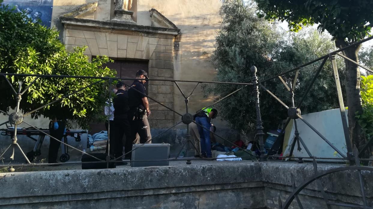 Dos policías esta mañana a las puertas de Padres de Gracia junto al cadáver de una persona sin hogar