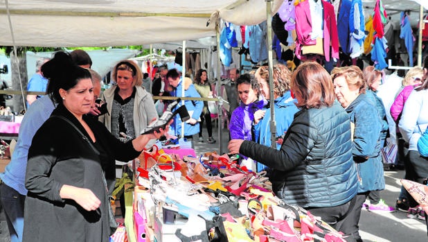 La promotora del mercadillo de Lucena recurre la decisión del Pleno y abrirá el domingo