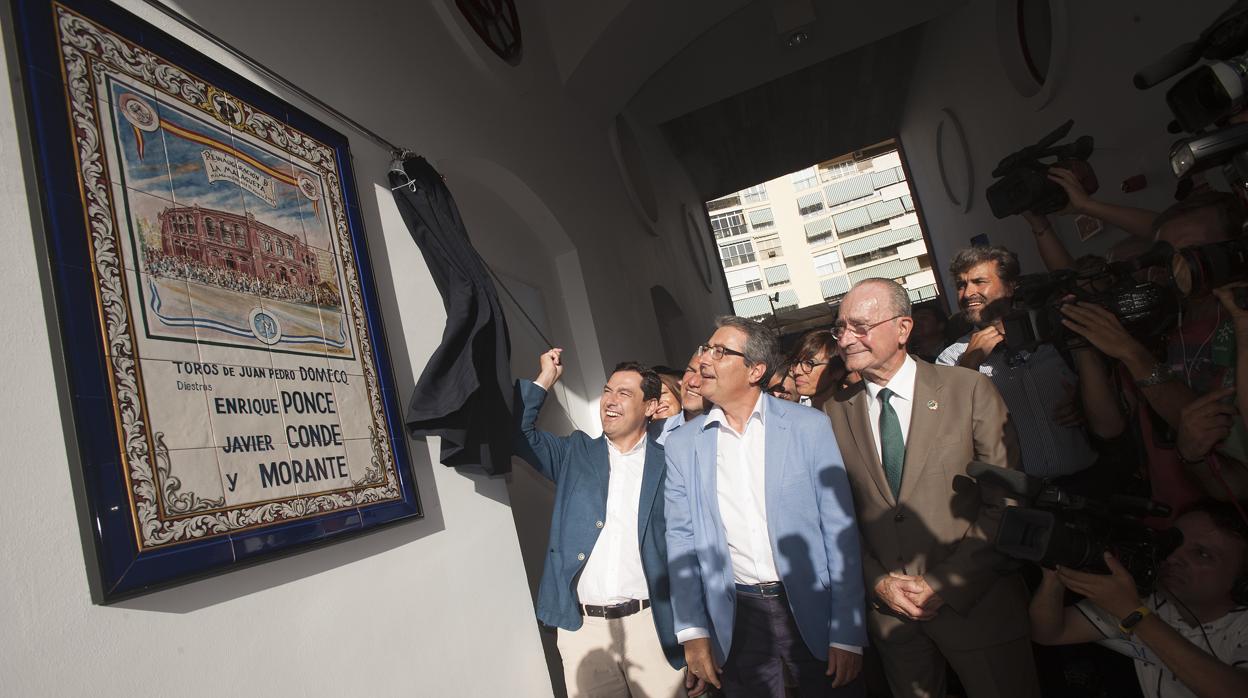 Juanma Moreno, junto a Francis Salado y Francisco de la Torre descubren el azulejo de la primera corrida de la «nueva plaza»