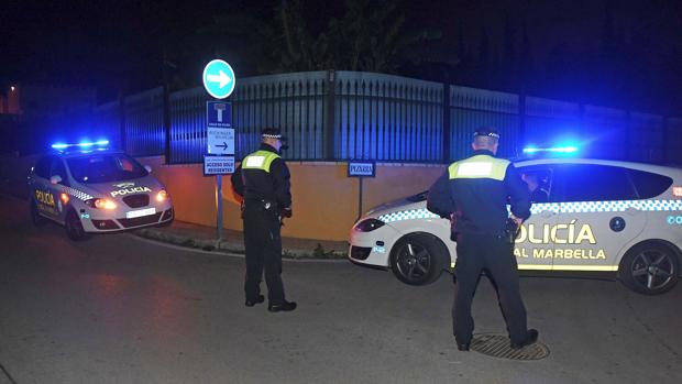 La Policía Local de Marbella dispara a un coche robado con el que se intentó atropellar a un agente