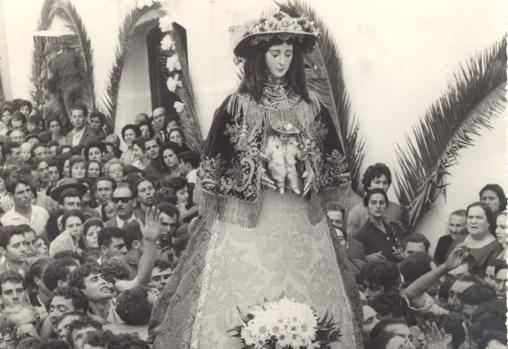 Con las galas de pastora en las calles de Almonte en la Venida de 1963