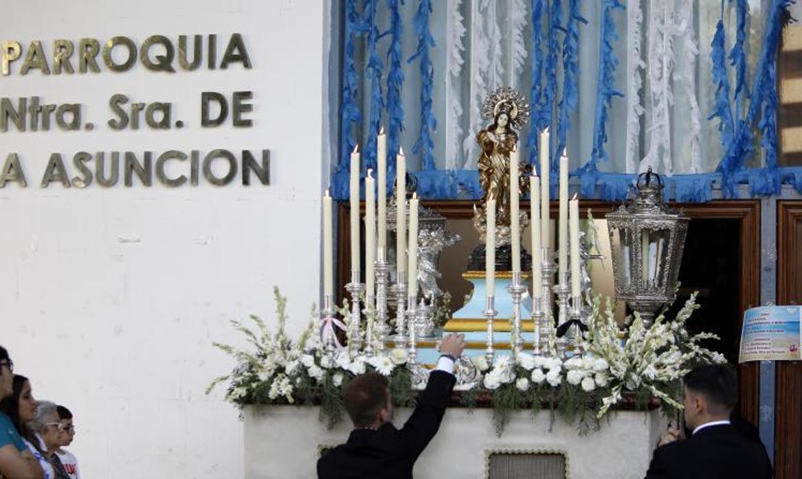 La Virgen de la Asunción a la salida de su parroquia