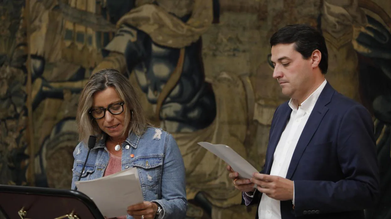 Isabel Albás justo al alcalde, José María Bellido