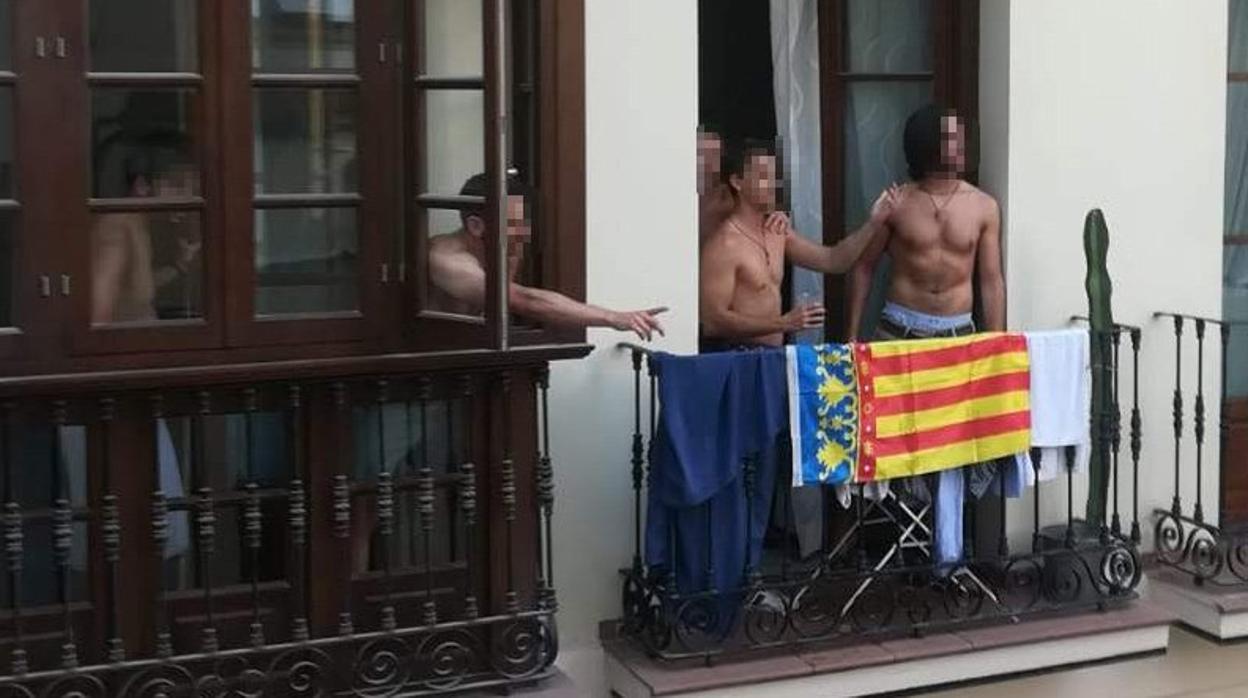 El grupo que tenía la bandera en el balcón del piso turístico