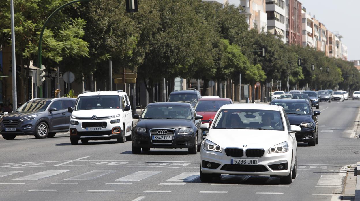 Coches circulando por las calles de Córdoba