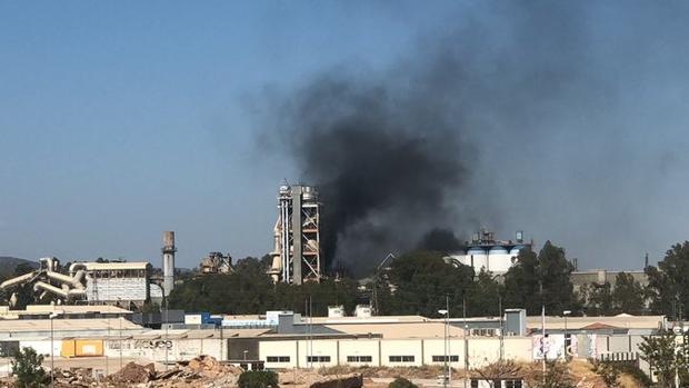 Los bomberos actúan en un incendio de la cementera de Cosmos en Córdoba