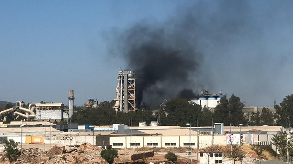 Los bomberos actúan en un incendio de la cementera de Cosmos en Córdoba