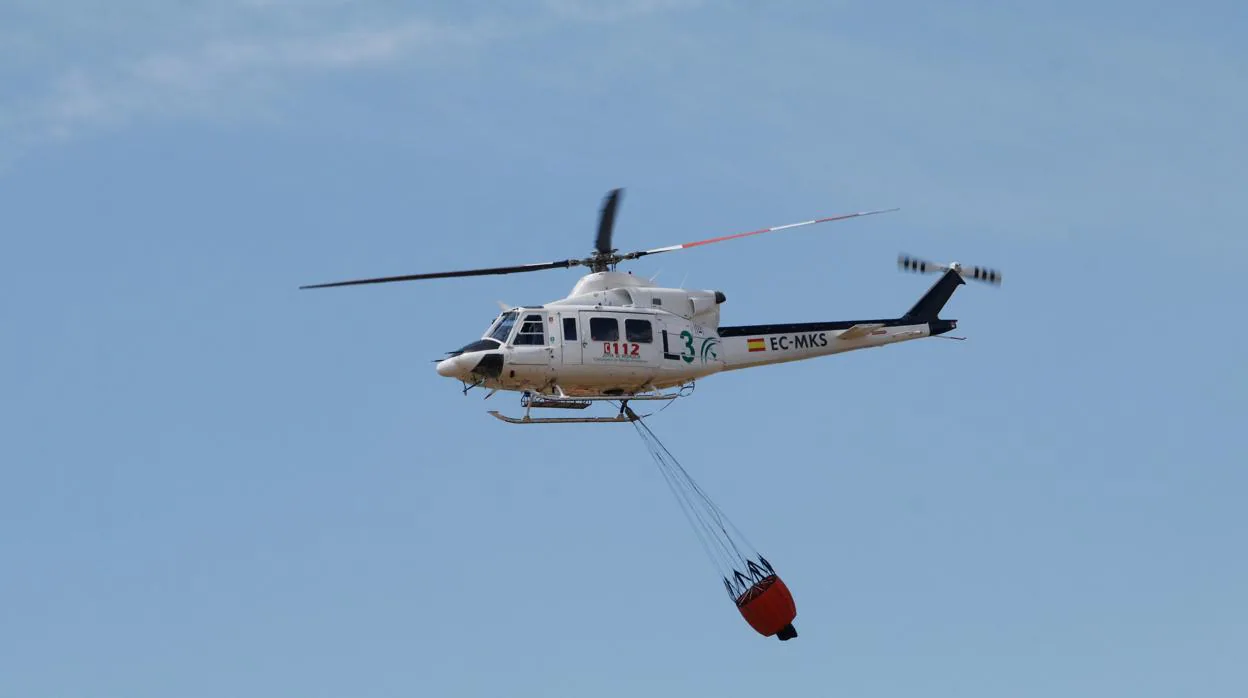 Un helicóptero realizando labores de extinción