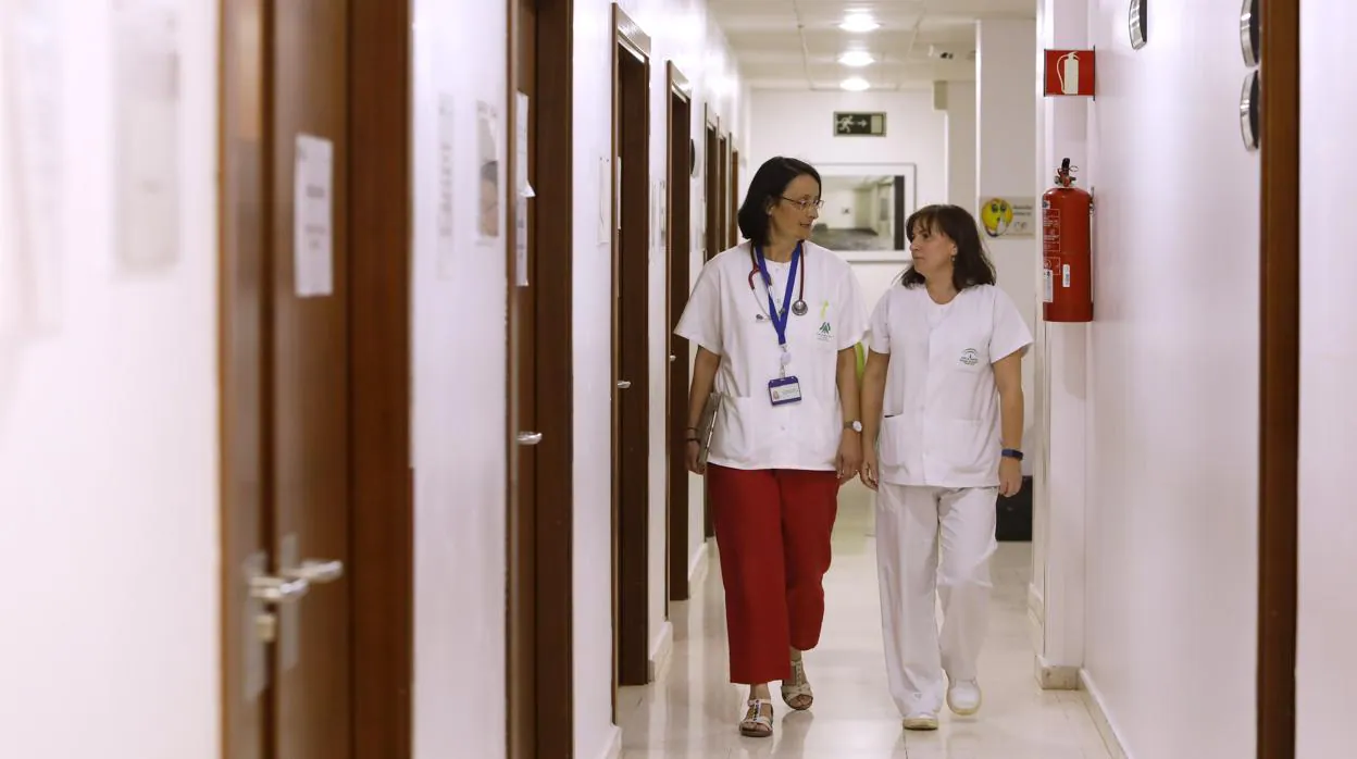 Auxiliadora Gómez y María José Arias en los pasillos de Oncología Médica