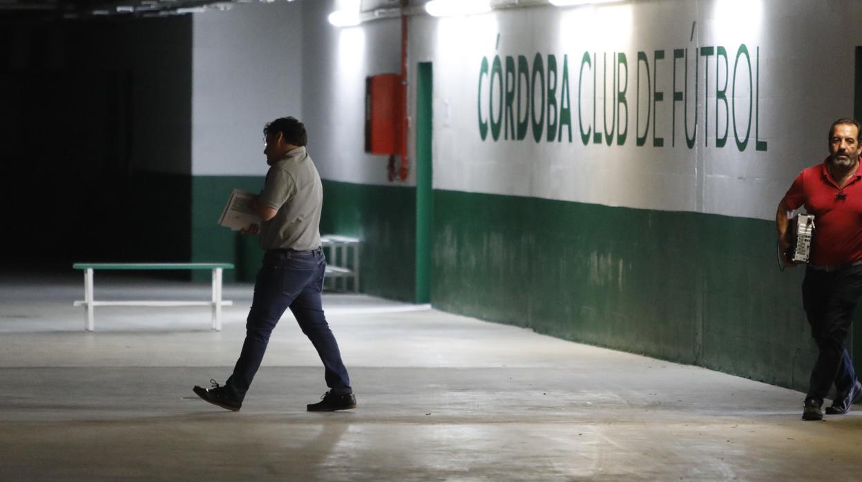 El presidente del Córdoba CF, Jesús León, sale de la cochera de El Arcángel