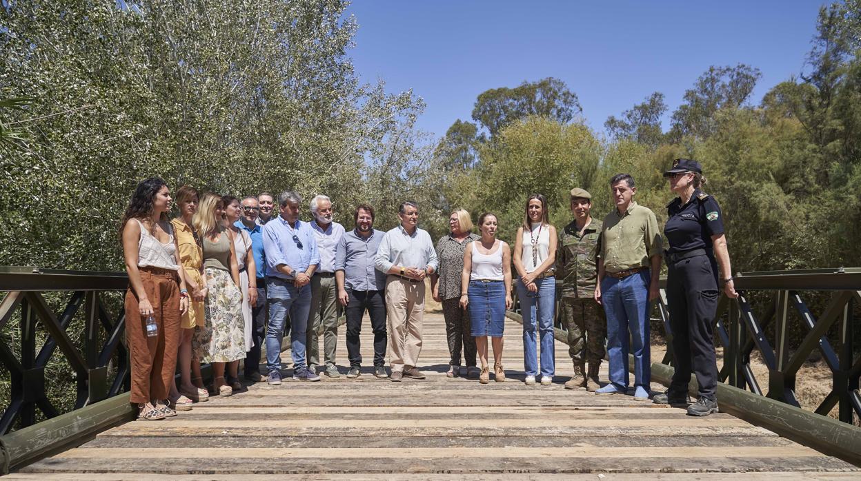 Representantes públicos y de la Matriz almonteña sobre la plataforma militar