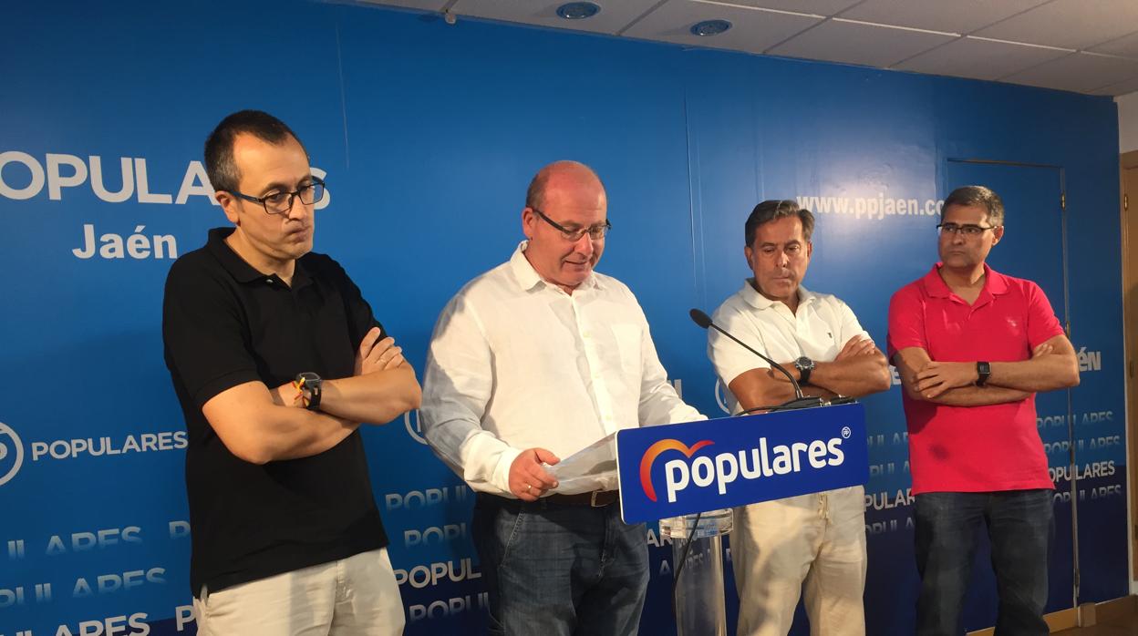 Javier Márquez, segundo por la izquierda, en la sede del PP de Jaén