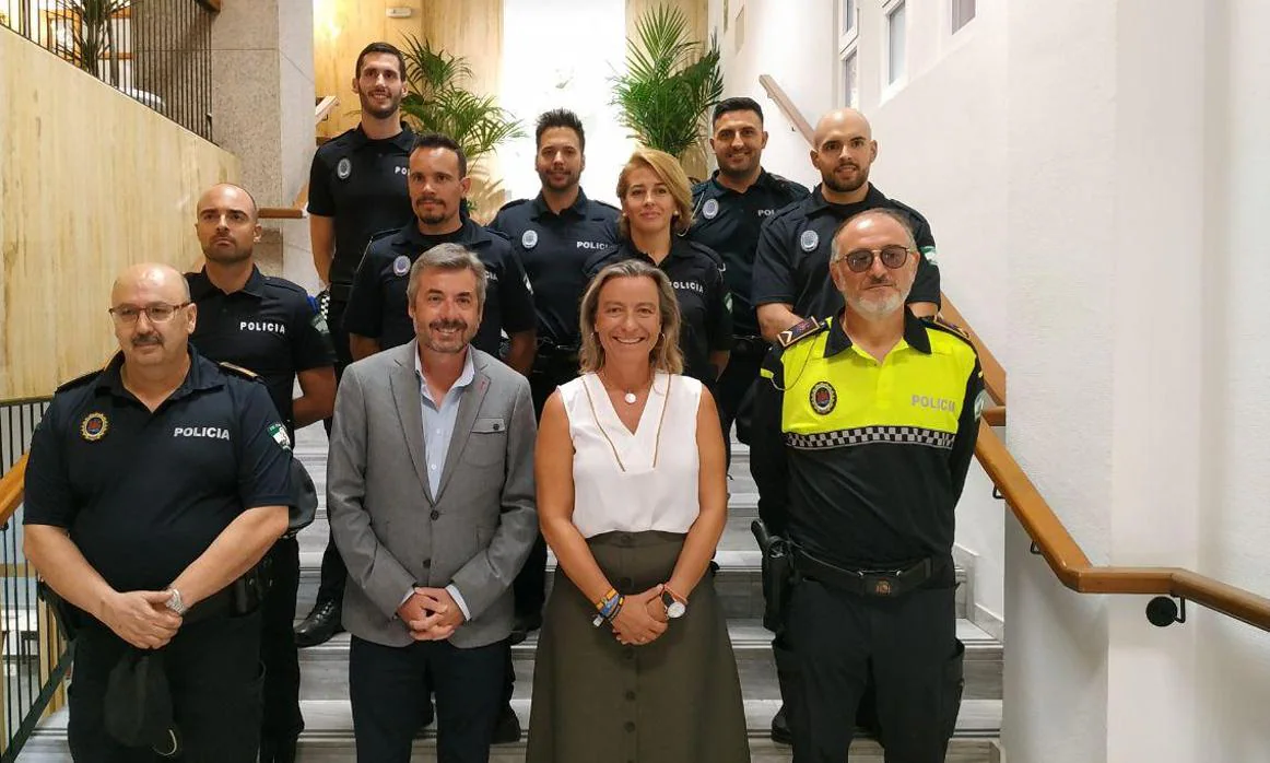 Isabel Albás y Miguel Ángel Torrico posan con los siete nuevos policías locales
