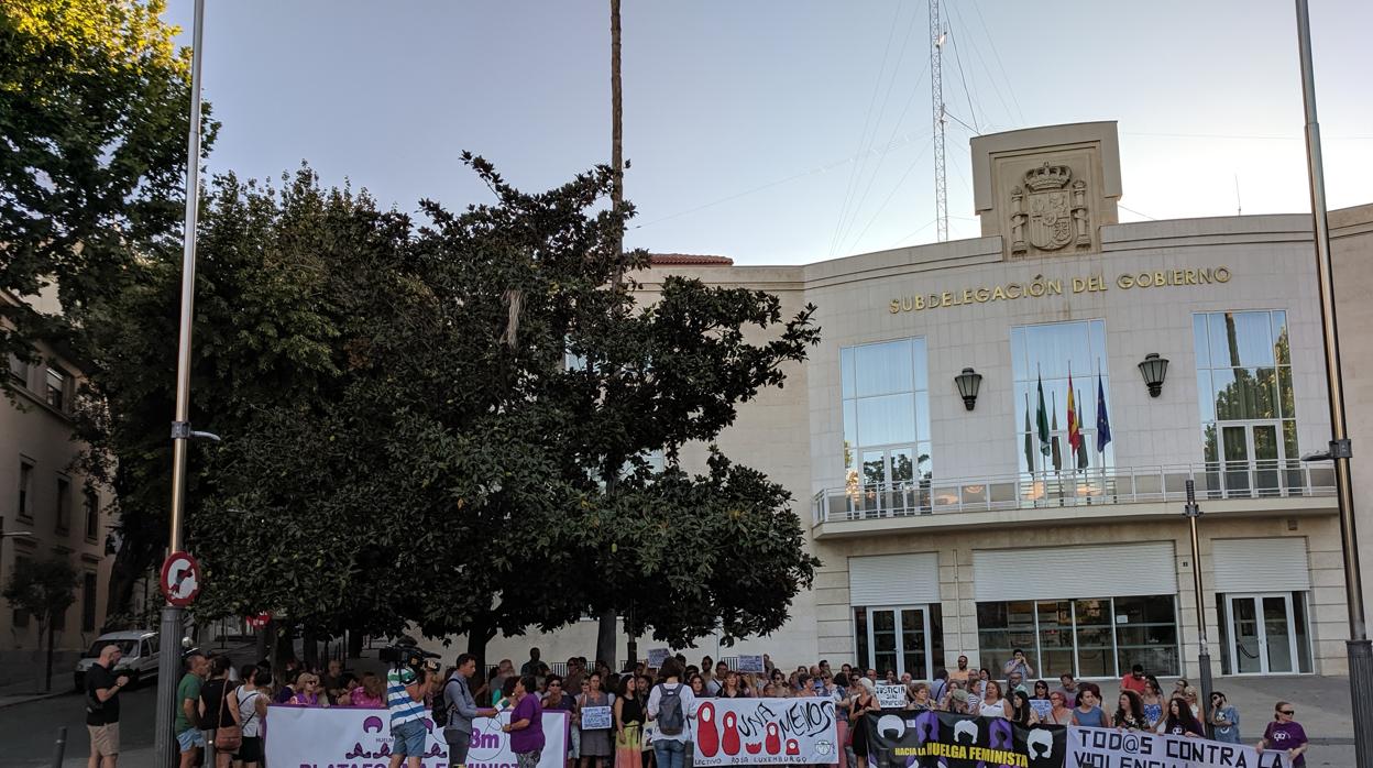 Concentración convocada por el colectivo feminista 8M en repulsa por el crimen