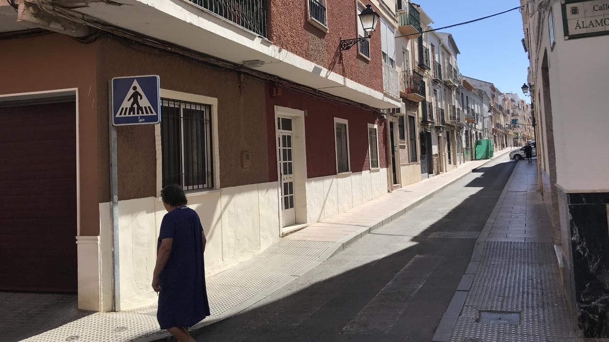 Calle de Lucena donde residía el hombre hallado muerto en su domicilio