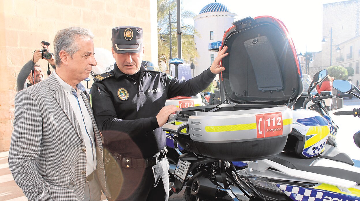 El alcalde de Lucena en un acto de entrega de material a la Policía Local