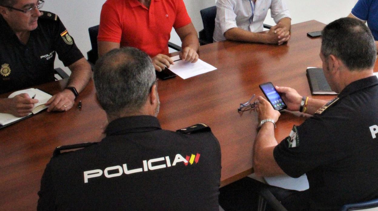 Agentes de la Policía Local de Sanlúcar en una reunión de trabajo