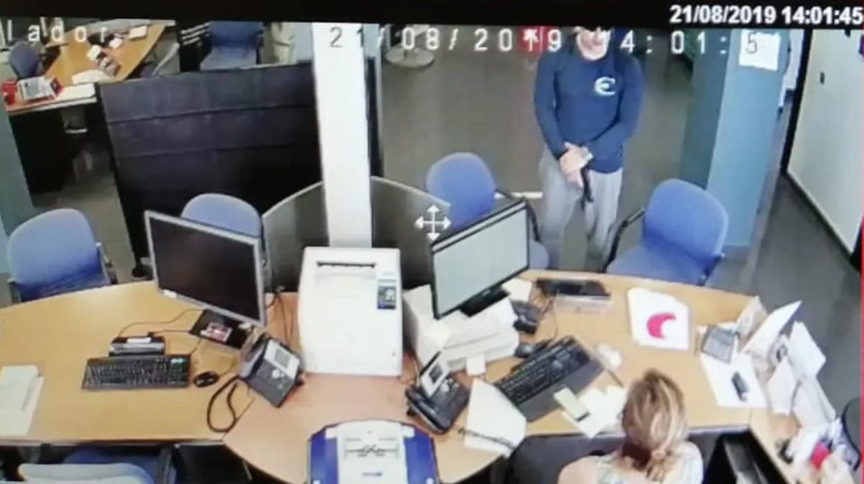 Captura de la oficina bancaria donde puede verse al atracador