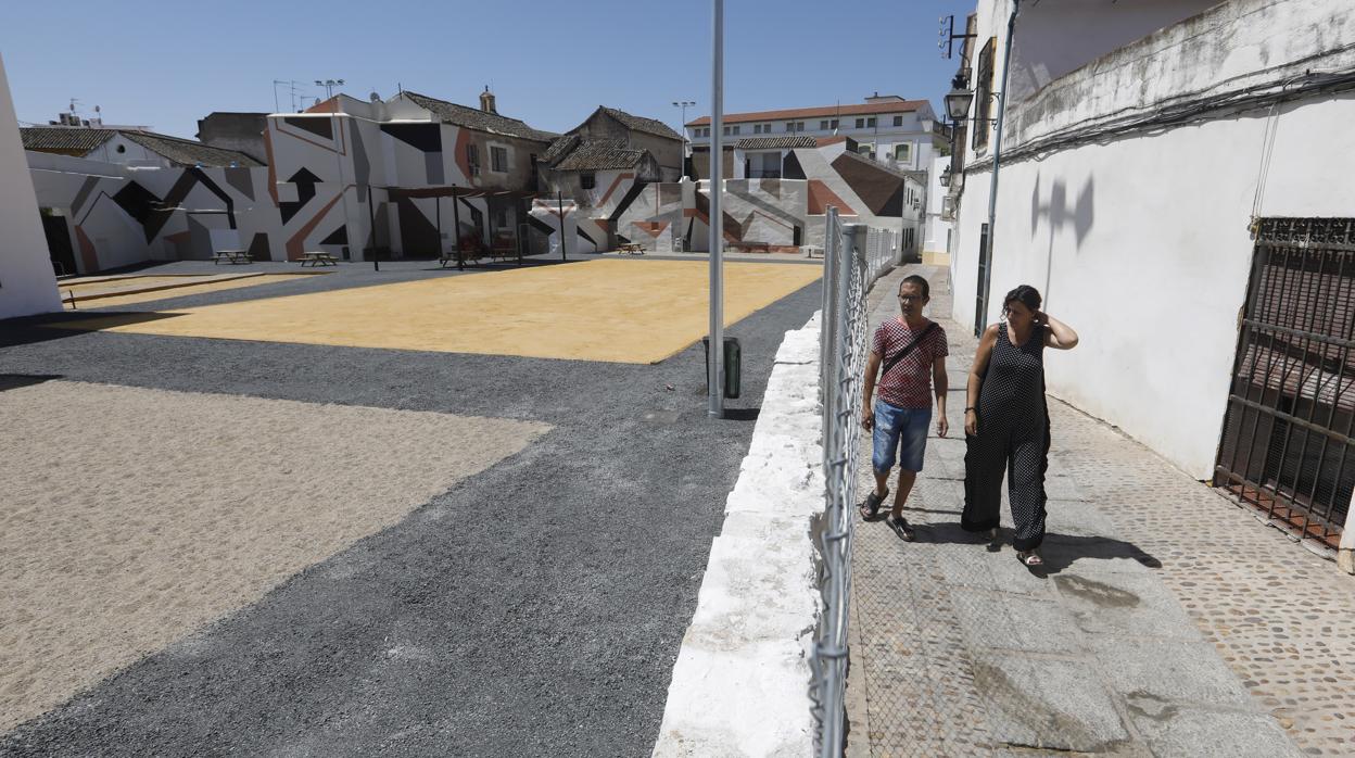 Dos vecinos pasean junto al solar del Cine Andalucía