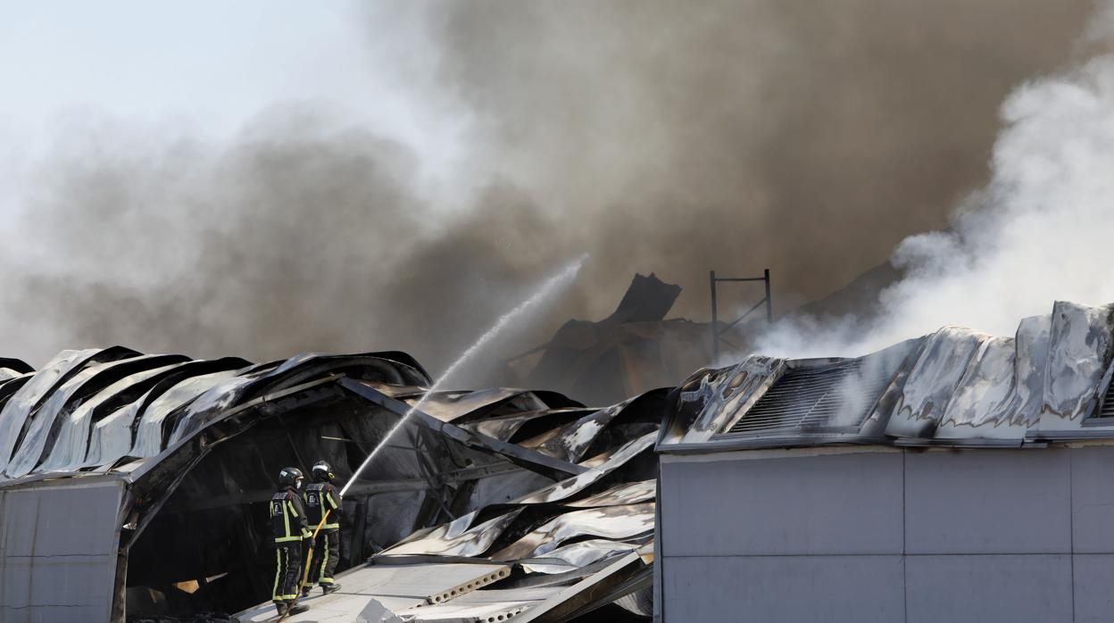 Extinguido el incendio de la fábrica de muebles de baño cercana a Villa del Río