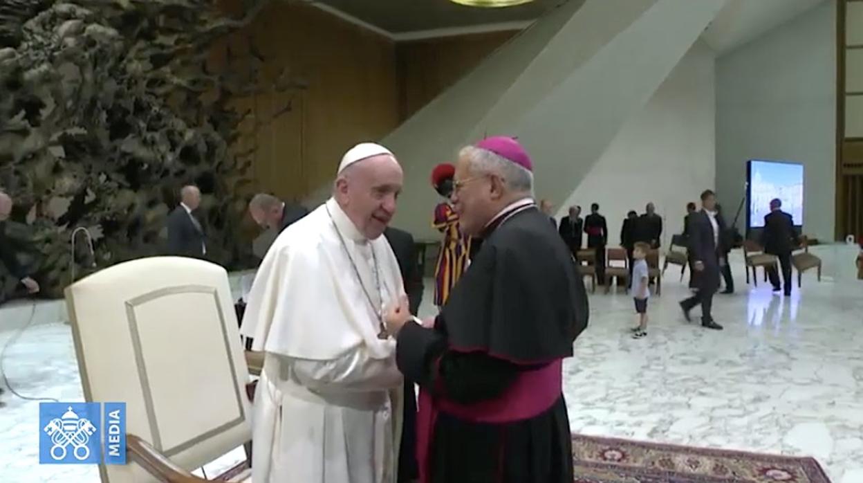 Imagen del encuentro en la Audiencia General del Papa con el obispo de Córdoba, Demetrio Fernández