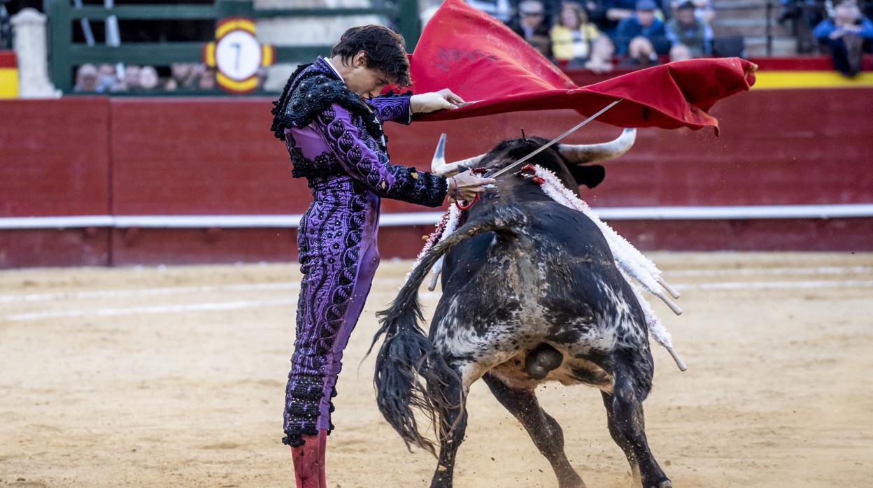 Roca Rey durante una faena en la Feria de Fallas