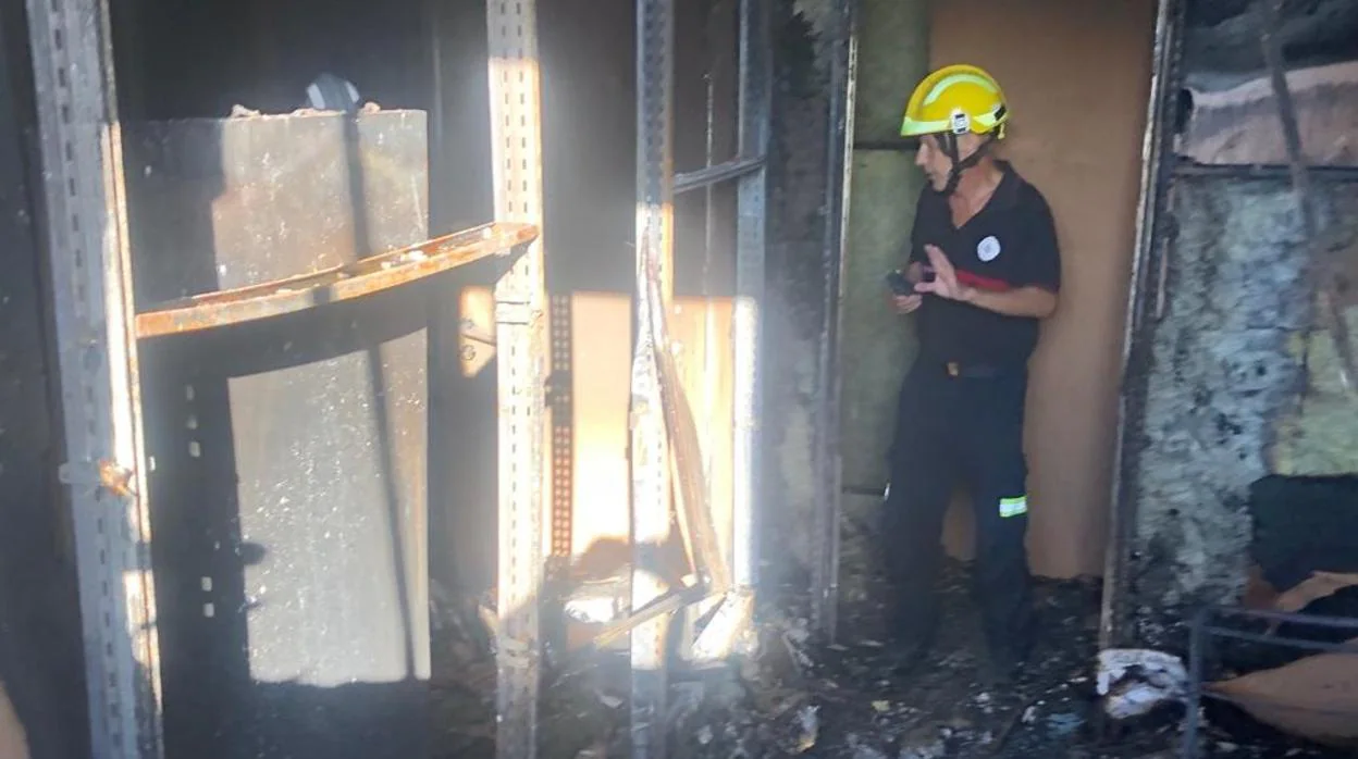 Un bombero inspecciona las instalaciones de Onda Jaén tras el incendio