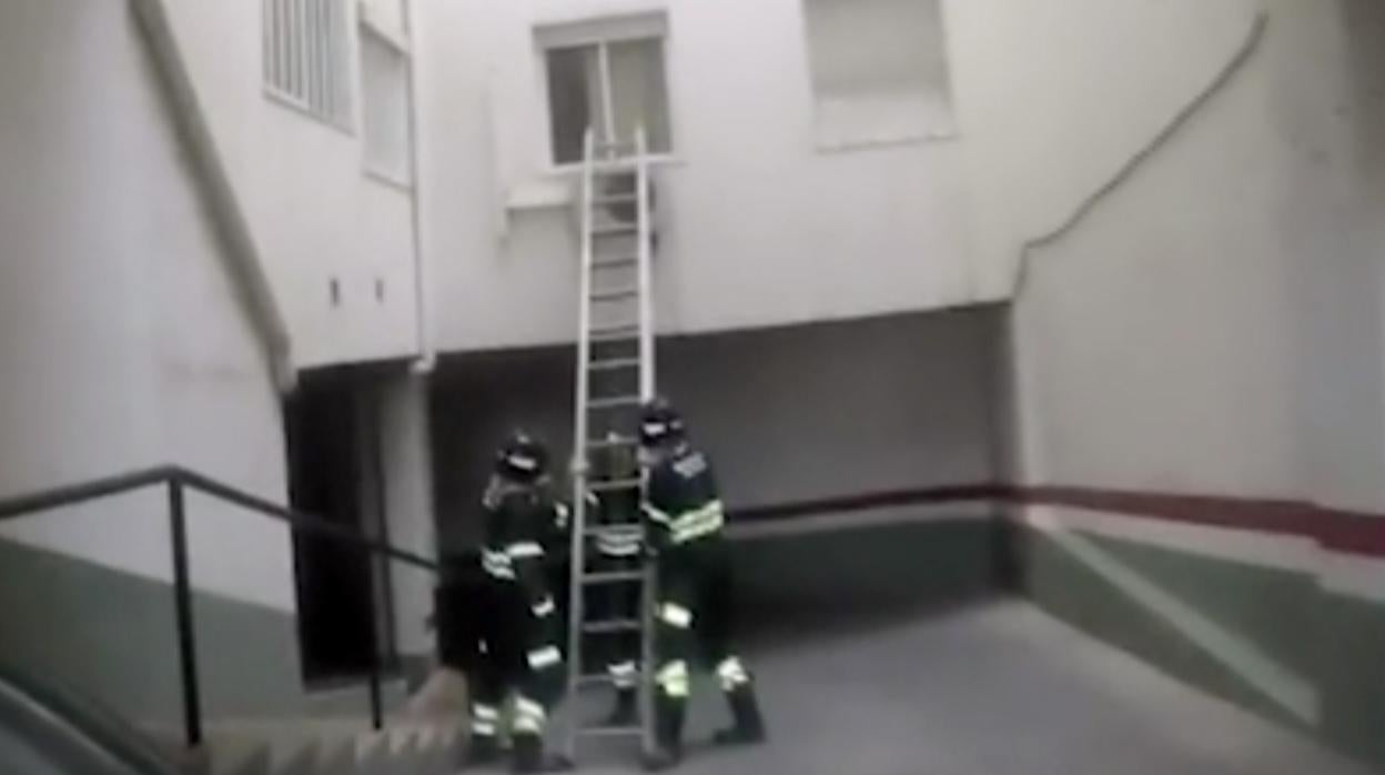 A través del parking los bomberos tuvieron que acceder a la vivienda junto a la Policía.