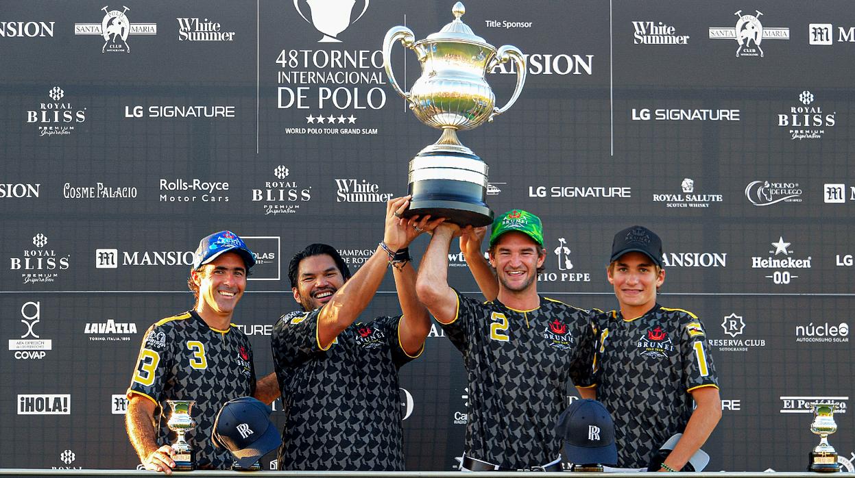 El príncipe Bahar Jeffrey (sin gorra) levanta la Copa de Plata en Sotogrande