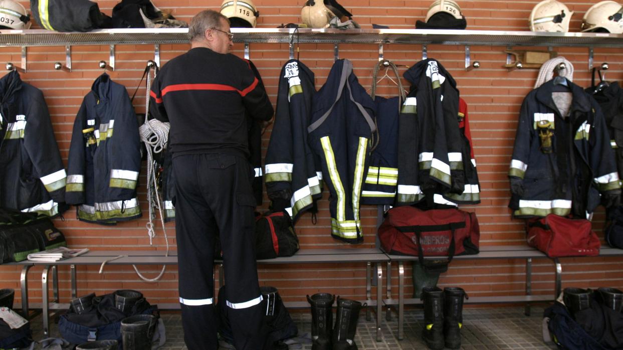 Un bombero en el parque de Granadal, en una imagen de archivo