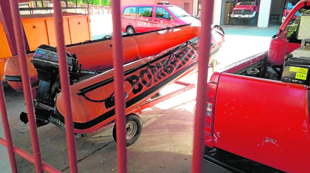 Una de las dos barcas pinchada en el interior del parque