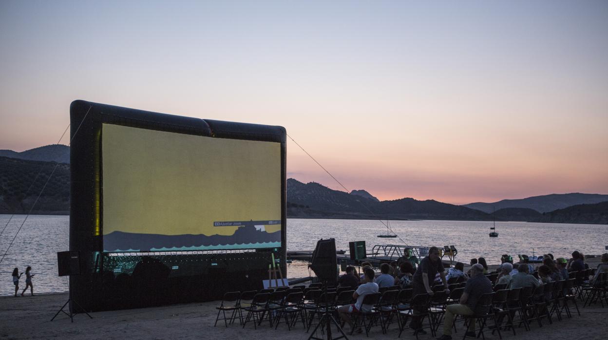 Pantalla gigante en la playa de Valdearenas, Iznájar