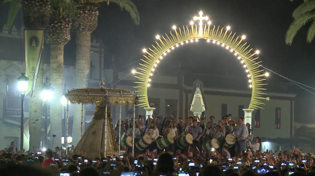 La Virgen del Rocío en la procesión conmemorativa del Centenario de su Coronación