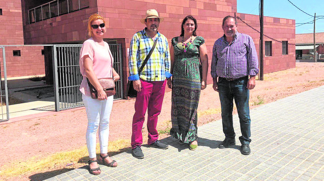 Eva Contador en la visita al centro cívico de Cerro Muriano