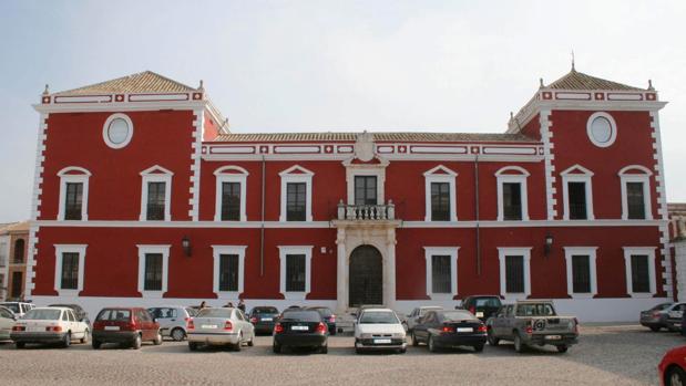 El almagra y blanco del Palacio Ducal se convierte en el protagonista de Fernán Núñez esta semana