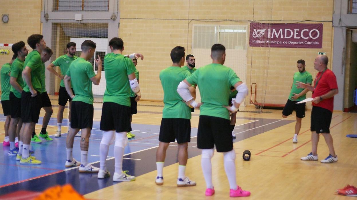 El entrenador del Córdoba, Maca, da instrucciones a sus jugadores en un entrenamiento