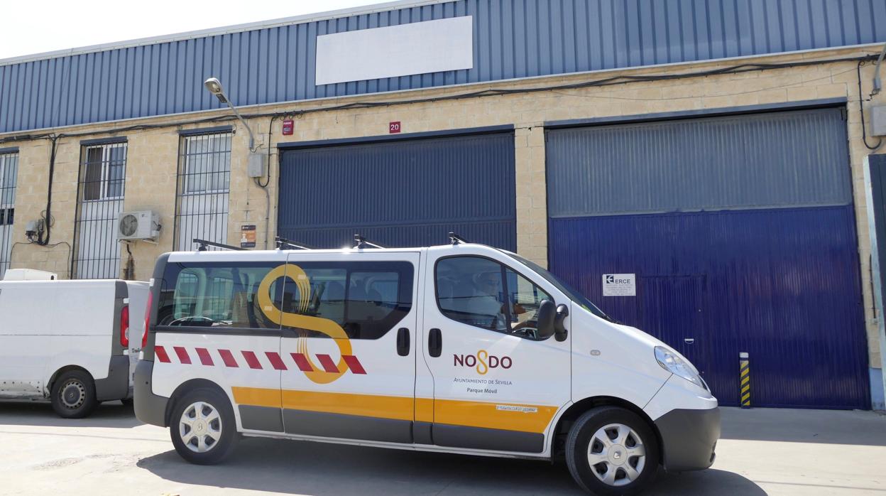 Una furgoneta del Ayuntamiento de Sevilla, el martes frente a la sede de la empresa Magrudis