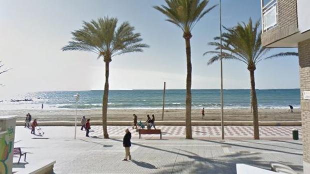 Muere un hombre de 64 años en la playa de El Zapillo, en Almería